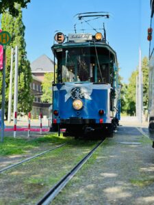 Die historische Straßenbahn "Blauer Enzian"