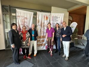 Superintendentin Barbara Schwahn gratuliert dem Team von Dance Flow Spirit