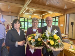 Superintendentin Barbara Schwahn mit Petra Vahrenhorst und Axel Stein
