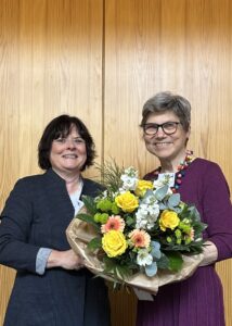 Barbara Schwahn gratuliert Petra Vahrenhorst