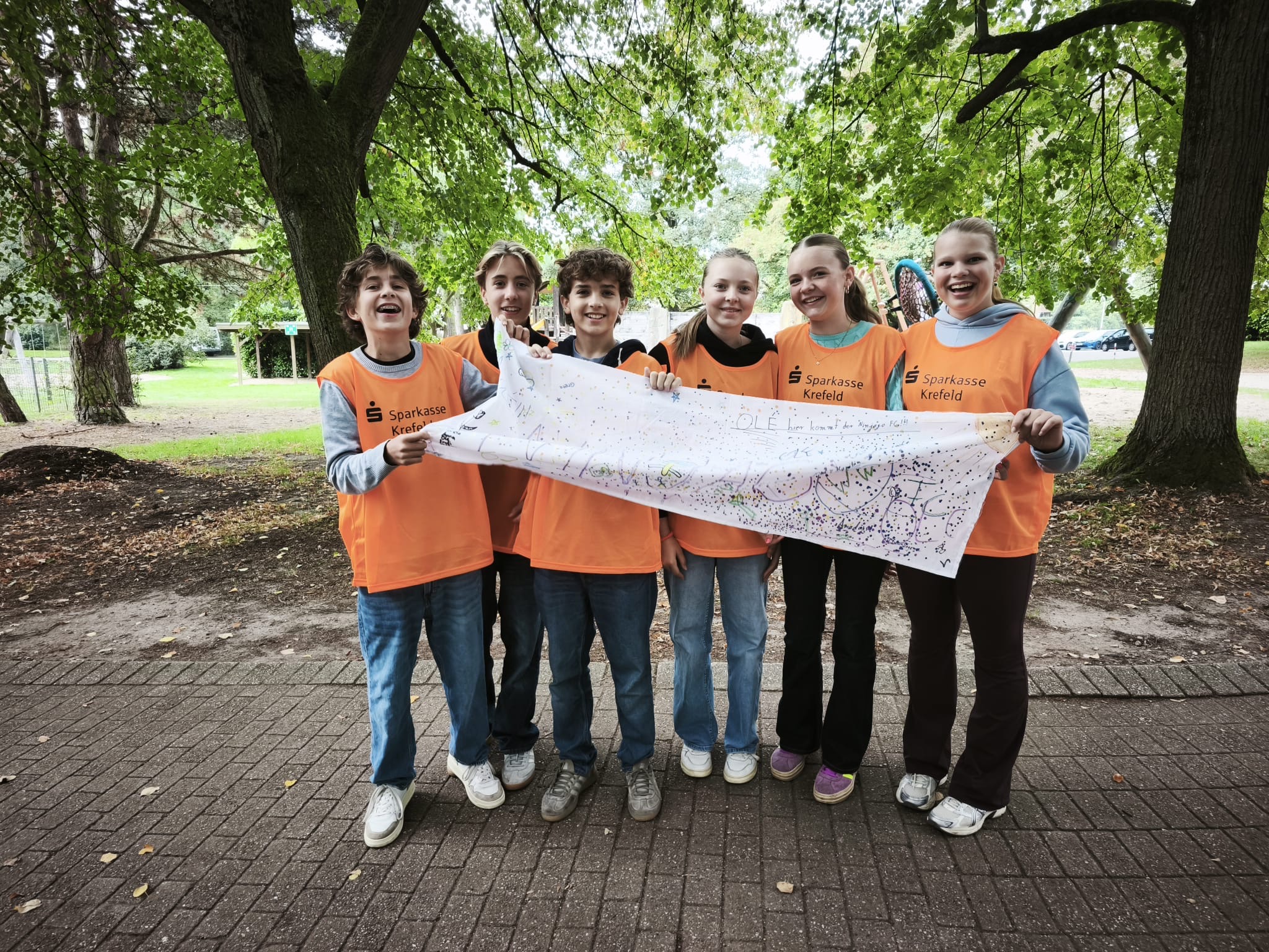 Erste Konfilympics in krefeld, Jugendgruppe mit Banner