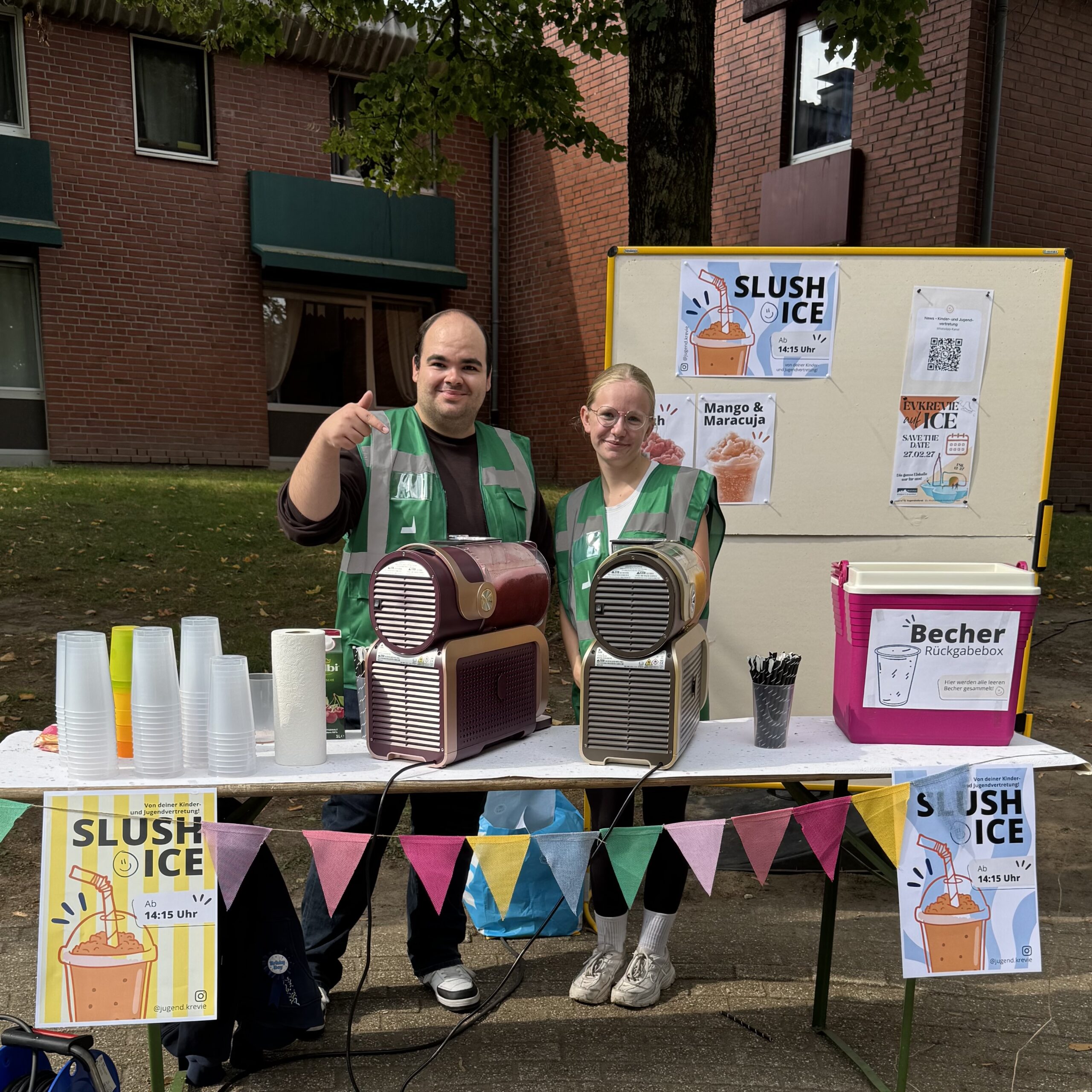 Erste Krefelder Konfilympics. Anika und Justin von der Kinder- und Jugendvertretung hatten Slush-Eis für die Konfis mitgebracht
